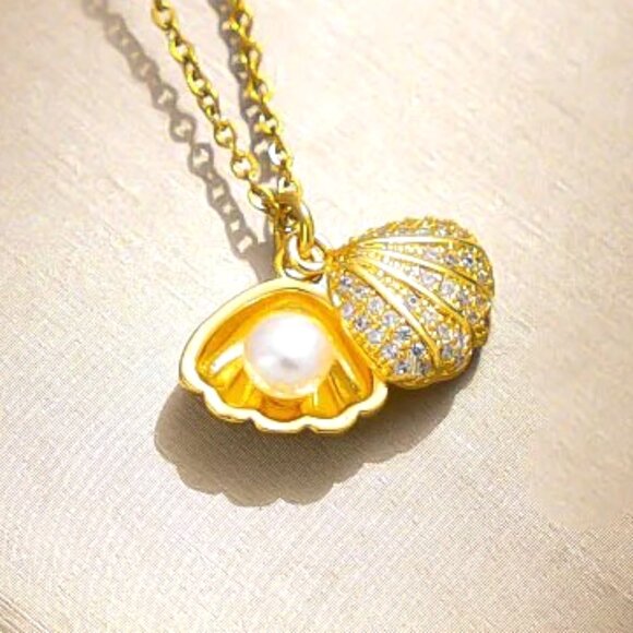 18K GOLD PLATED SHELL DIPPED IN CZ AND THE TOP CAN BE MOVED TO SEE A FAUX PEARL - Picture 1 of 1